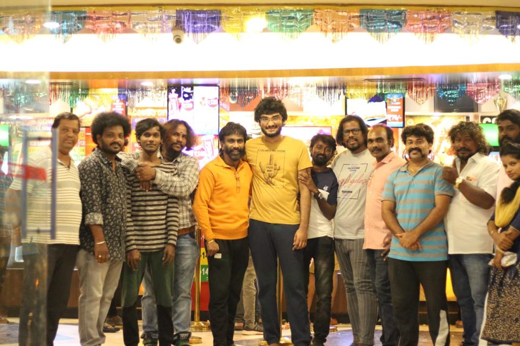 baraju_SuperHit's tweet photo. கமலா திரையரங்கில் பவுடர் கிலிம்ஸ்
ரசிகர்கள் மத்தியில் மிகுந்த வரவேற்பைப் பெற்ற மகிழ்ச்சியான தருணம்
#POWDERGlimpses
▶️ https://t.co/XosgZ0cXJw
A @vijaysrig make-up
#Vidya @onlynikil #Mottarajandaran @catchAnithra #Shantini
@agscinemas @divomusicindia https://t.co/5kO1o8W6na