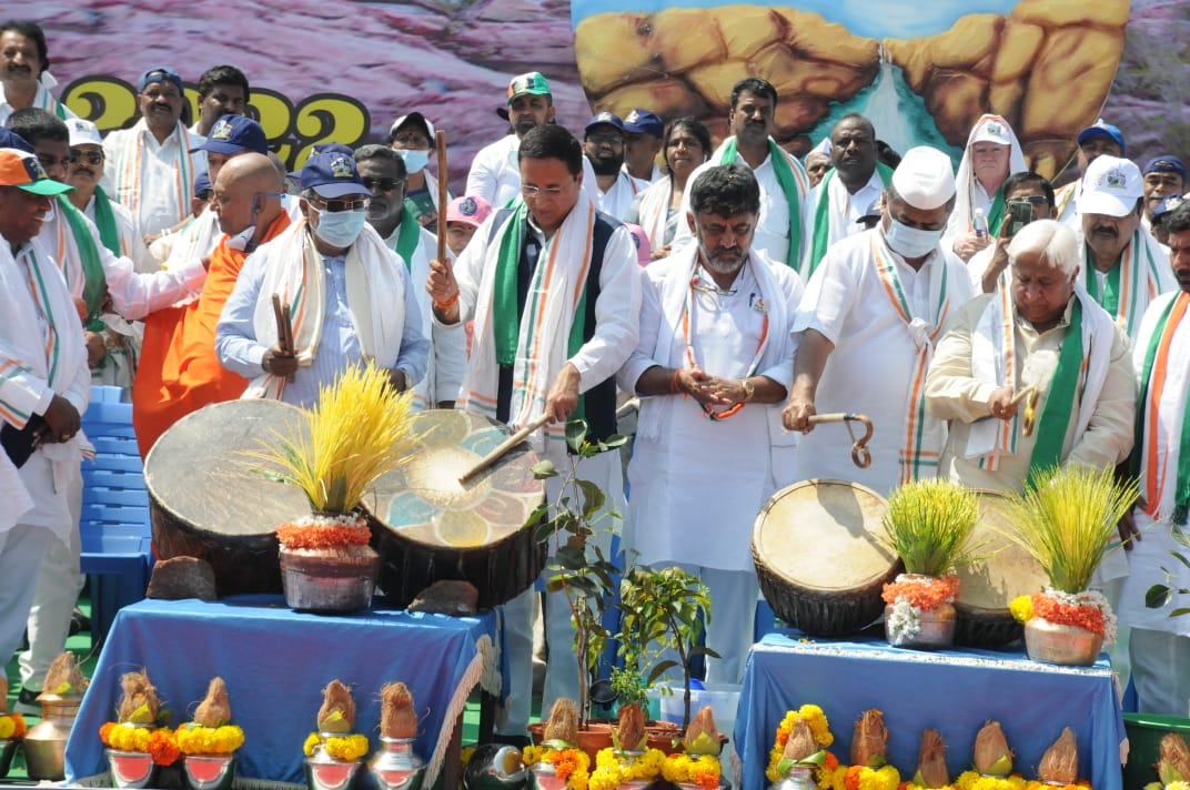siddaramaiah's tweet photo. ರಾಮನಗರದಲ್ಲಿ ಇ��ದು ನಡೆದ ಮೇಕೆದಾಟು ಪಾದಯಾತ್ರೆ-2 ಉದ್ಘಾಟನಾ ಸಮಾರಂಭದಲ್ಲಿ ಭಾಗವಹಿಸಿದೆ. ರಾಜ್ಯ ಉಸ್ತುವಾರಿ ಎಐಸಿಸಿ ಪ್ರಧಾನ ಕಾರ್ಯದರ್ಶಿ @rssurjewala, ಕೆಪಿಸಿಸಿ ಅಧ್ಯಕ್ಷರಾದ @DKShivakumar, ವಿಧಾನ ಪರಿಷತ್ ವಿಪಕ್ಷ ನಾಯಕರಾದ @HariprasadBK2 ಮತ್ತಿತರರು ಭಾಗವಹಿಸಿದ್ದರು. https://t.co/9RwGwnv0bq