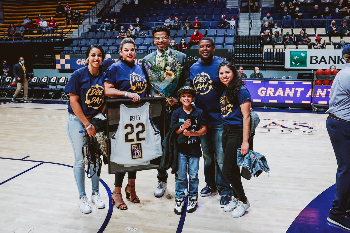 CalMBBall's tweet photo. Love our, Seniors 💙💛

#InvestAndAttack https://t.co/Pu5W8h8Enx