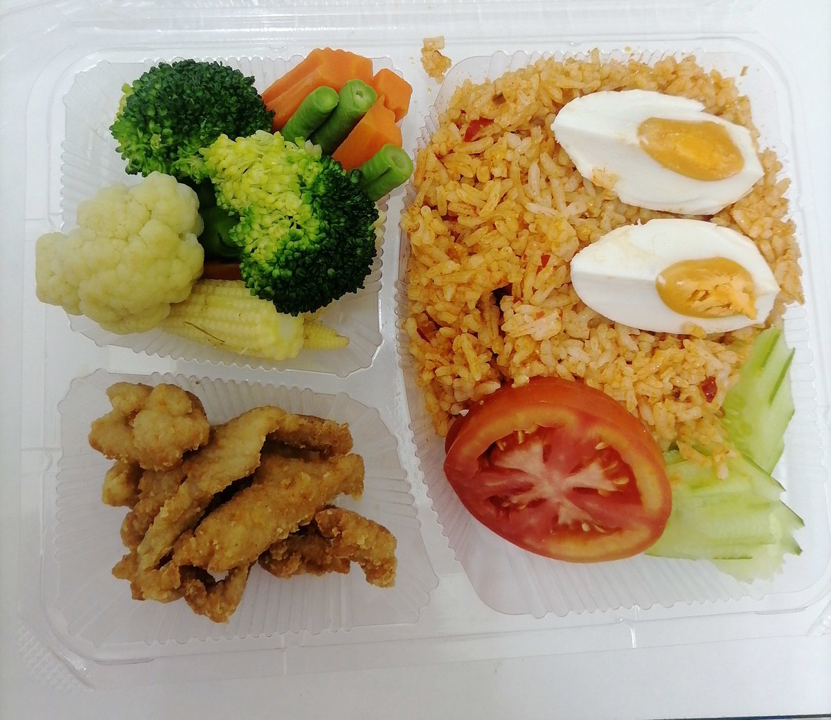 kik4678's tweet photo. กินข้าวตอนนี้ยังทันอยู่เนาะ 
#ผู้ช่วยพยาบาล https://t.co/nra0nGliCO