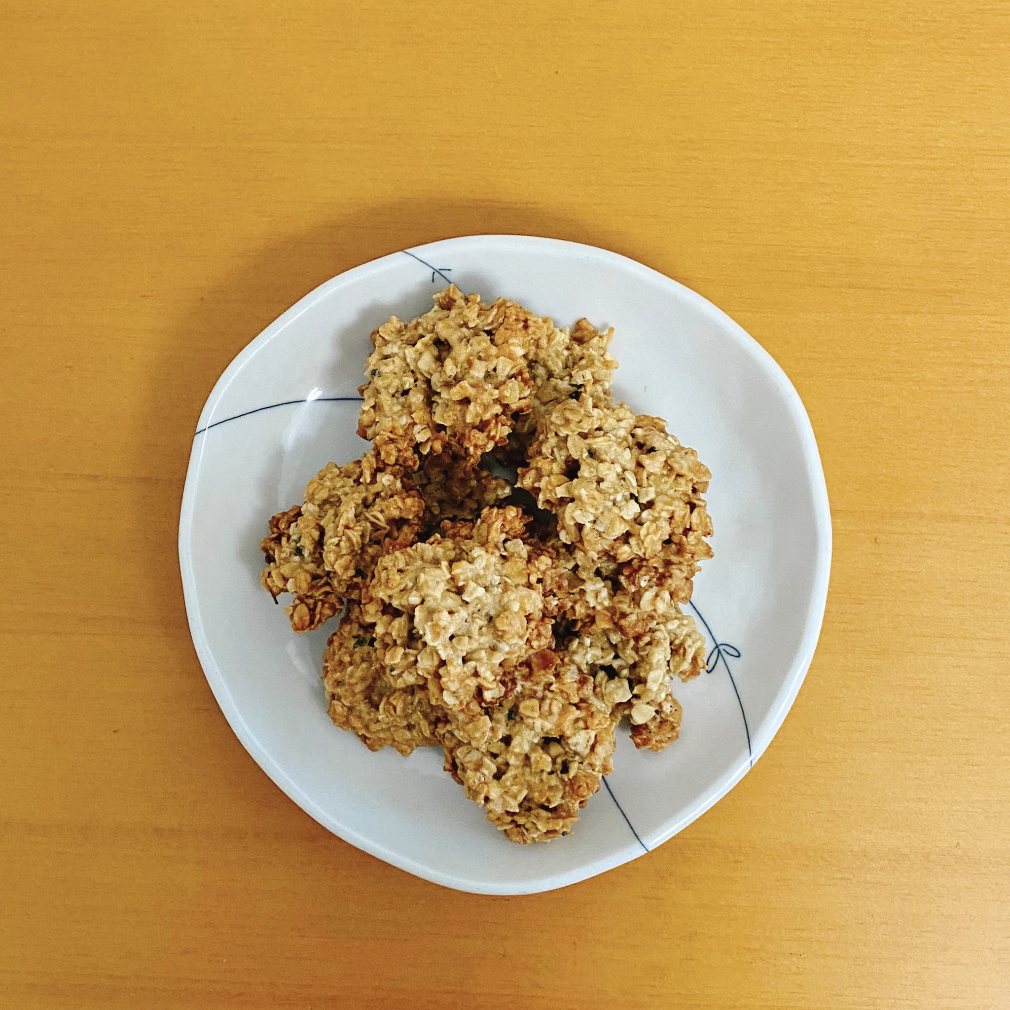 早速休日のおやつに。
ナッツがなかったのが残念ですが、食感がよくて甘すぎず美味しい☺️ 腹持ちも良さそう。
お砂糖の代わりに、メープルで甘みを出しても美味しいかも。
次はナッツ入れて作ろう😊  