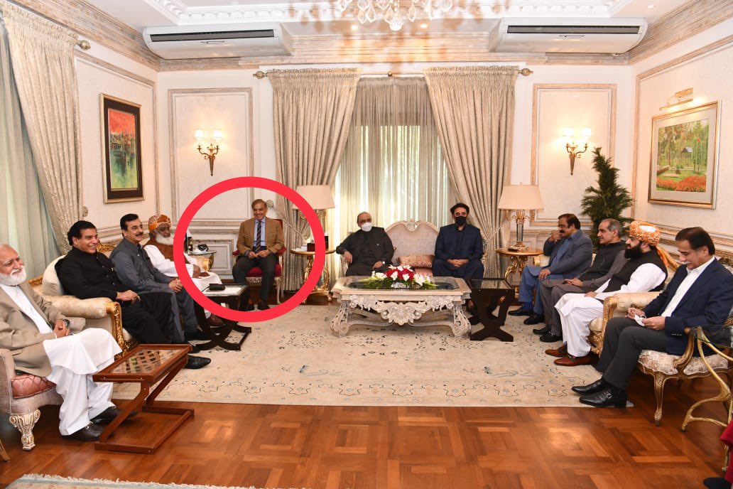 Papa_gee_1's tweet photo. @hinaparvezbutt کیسے سامنہ کر لیتے ھو انسان تو ھو نہیں سکتے https://t.co/H6TJDizYyr