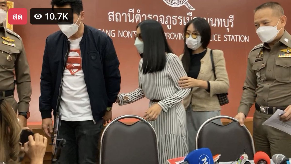 newtron_wcrp's tweet photo. ⚠️⚠️ อ้พเดต ❗️ พอ นักข่าวถาม แซนและกระติก ด้วยคำถามซ้ำๆ ❗️⚠️ #แตงโม 
- ตร. บอกว่า คำถามเริ่มซ้ำๆแล้ว 
- แซนรีบเห็นด้วยเลย และ ตร. รีบพาไปสอบปากคำใหม่. 
- ❗️ คิดในแง่ดี : คงอยากให้อยู่ในสำนวนมากกว่าสัมภาษณ์ ❗️ 
- แต่ภาพลักษณ์ ตร. ทำให้ ปชช เสื่อมศรัทธาไปนานแล้ว (คหสต) https://t.co/6nKbkSnCPq