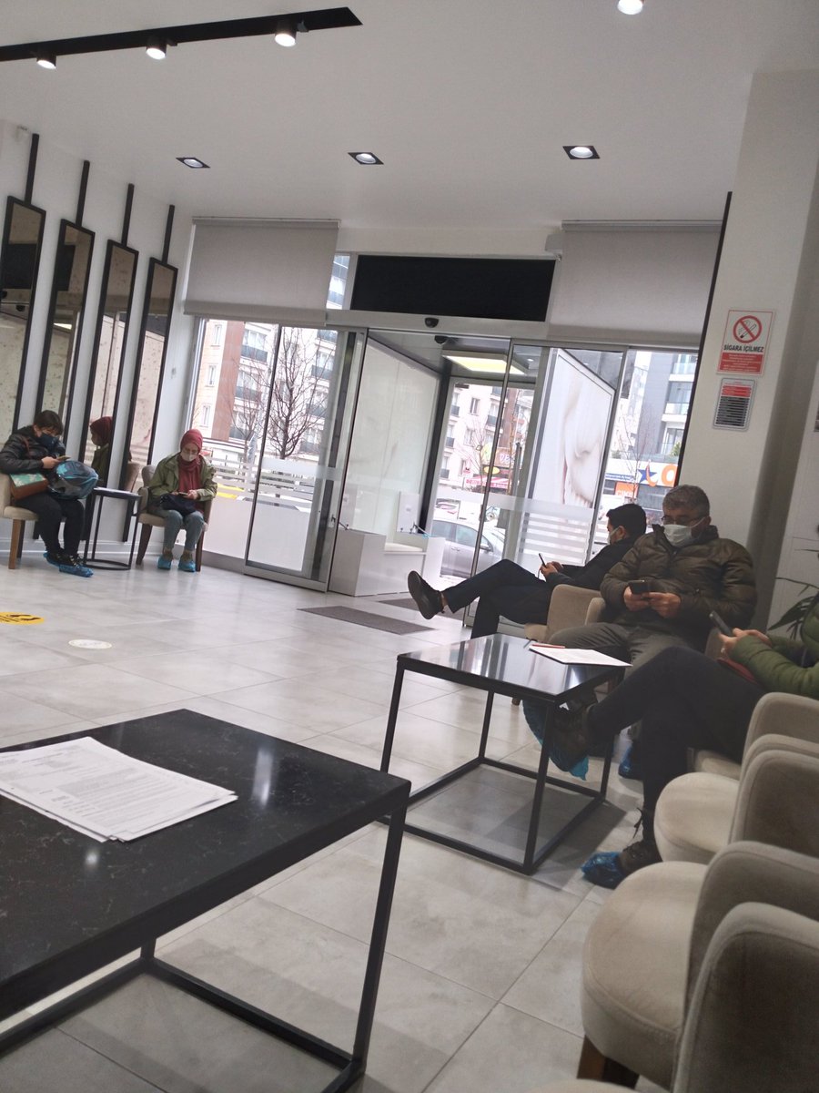 "Herkeşin elinde 5 milyarlig telefon var " sürrealizmi.