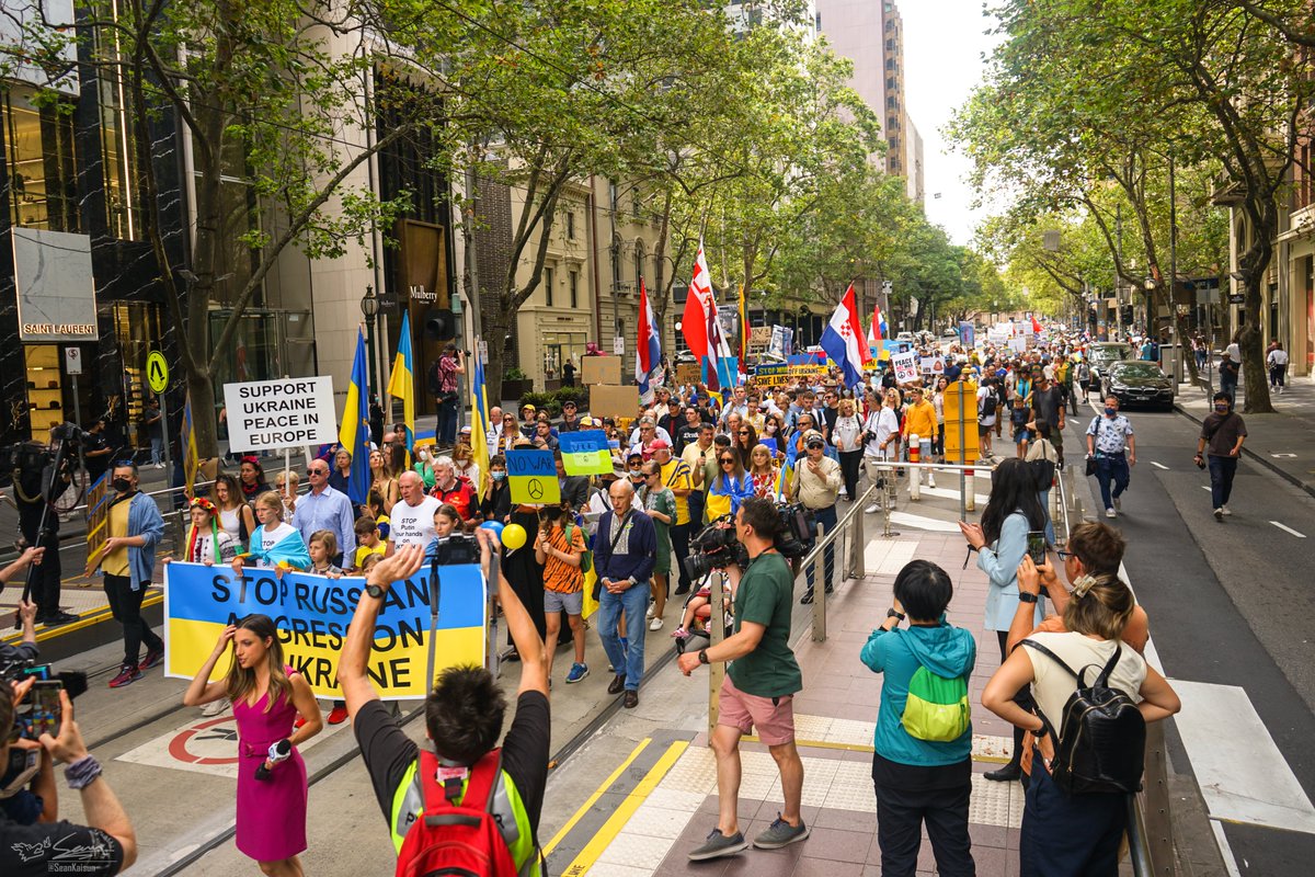 KaisunDerg's tweet photo. Photo's of dozens of Australians rallying down the city streets of Melbourne, Australia in protest and vigil of the current conflict happening over at Ukraine 🇺🇦🇦🇺 

(1/2) https://t.co/df3SS3RWlm