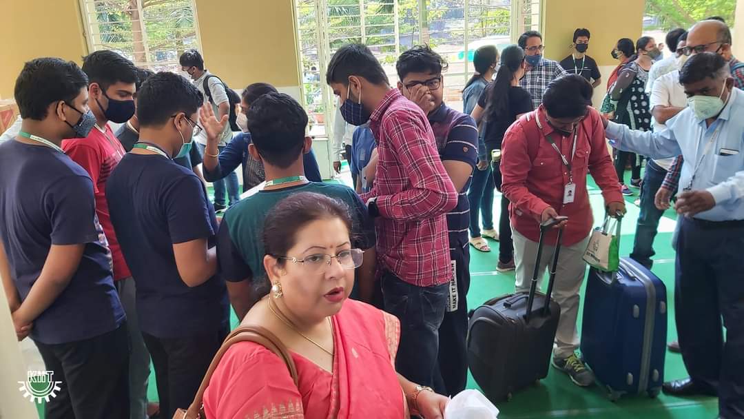 KIITUniversity's tweet photo. The joining of first-year students continues!! So glad to see the campus buzzing again!!

#KIIT #KIITians https://t.co/WrLg3a4QyF