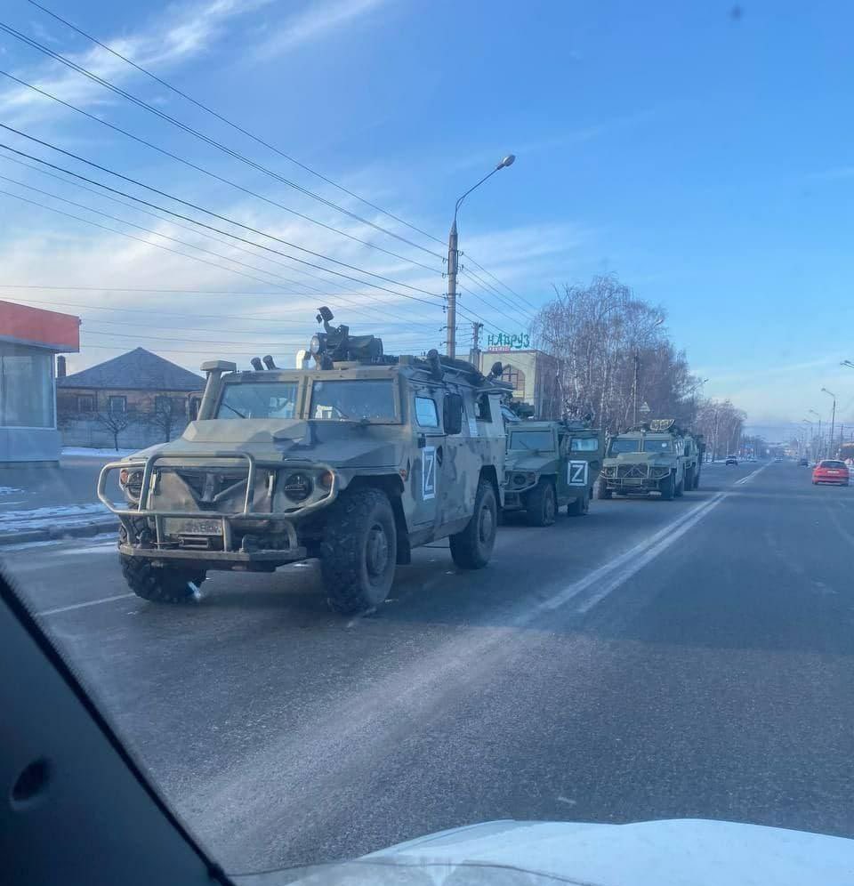 Fuentes ucranianas indican que los rusos abandonan sus vehículos en las calles y continúan el combate a pie… Quizás por evitar ser blanco de las temibles armas antitanque de los ucranianos, que tantas bajan les han infringido #Ukraine #UkraineUnderAttack #UkraineInvasion