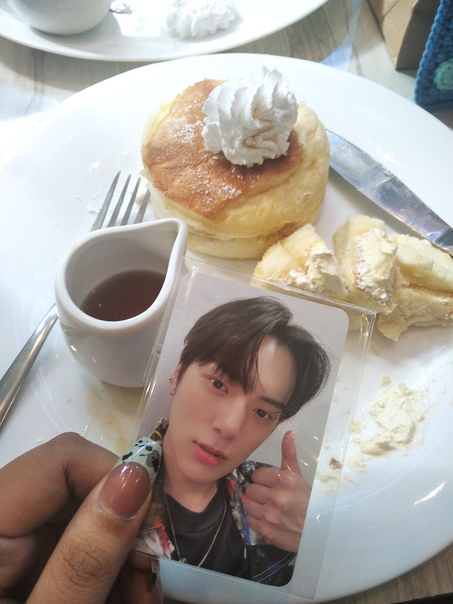 lunchtime with monbebes and him #LifeInWarmYellow ✨💛
