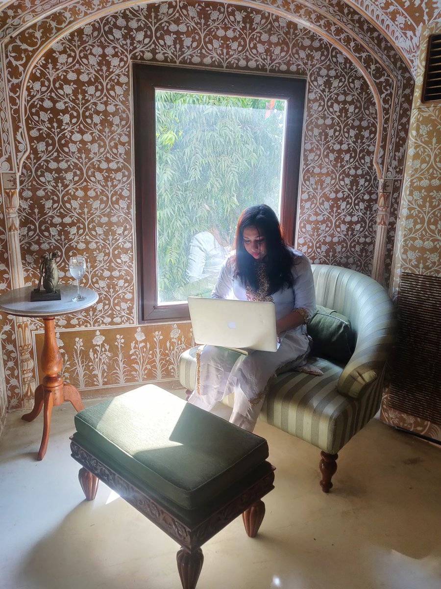 SurabhiDewra's tweet photo. From Last Week - #SamodheHaveli - A gem place to stay and experience heritage architecture. it's lounge area with surrounded marble painting ! #RemoteWorking #Rajasthan #incredibleindia https://t.co/l3nQZvyn6V