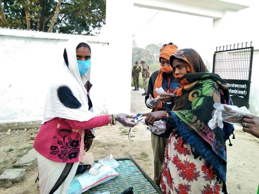 cdoamethi's tweet photo. जनपद में बूथों पर कोविड हेल्प डेक्स बनाया गया है एवं मतदाताओं को मतदान करने के पूर्व हैंड ग्लव्स वितरित किया जा रहा है।

"एक वोट, लोकतंत्र के प्रति आपका कर्तव्य, आपका हक है, मतदान अवश्य करें।"

@DmAmethi @ECISVEEP @ceoup 

#Vote_for_amethi 
#AssemblyElection2022 https://t.co/E3UAWl8sLD