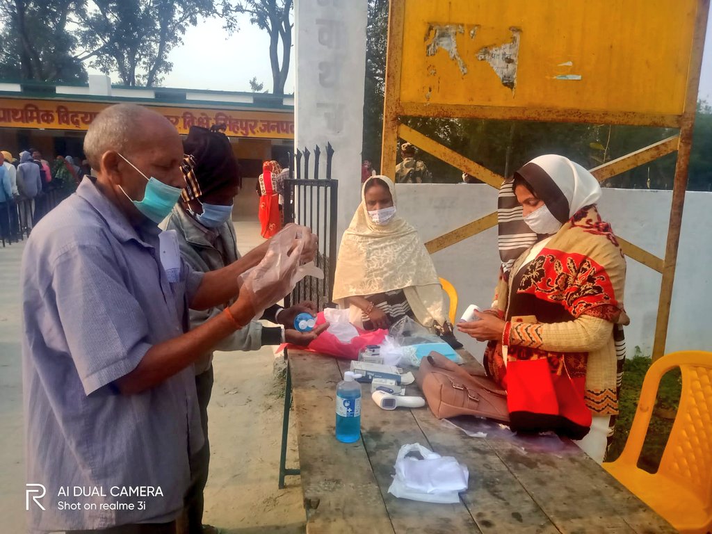 जनपद में बूथों पर कोविड हेल्प डेक्स बनाया गया है एवं मतदाताओं को मतदान करने के पूर्व हैंड ग्लव्स वितरित किया जा रहा है।

"एक वोट, लोकतंत्र के प्रति आपका कर्तव्य, आपका हक है, मतदान अवश्य करें।"

<a href="/DmAmethi/">DMAmethi</a> <a href="/ECISVEEP/">Election Commission of India</a> <a href="/ceoup/">CEO UP</a> 

#Vote_for_amethi 
#AssemblyElection2022