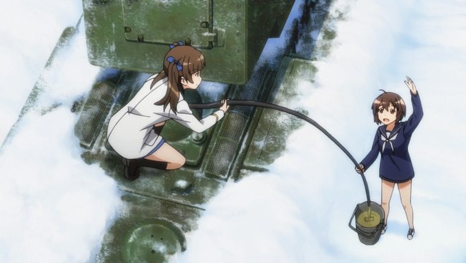 擱座したロシア軍車両から燃料を抜くウクライナ市民。これはKV-2から燃料の軽油をホースで抜いてアルミ粉とまぜて燃焼剤を作り。ネウロイに放火したリアル下原さんか?>RT 