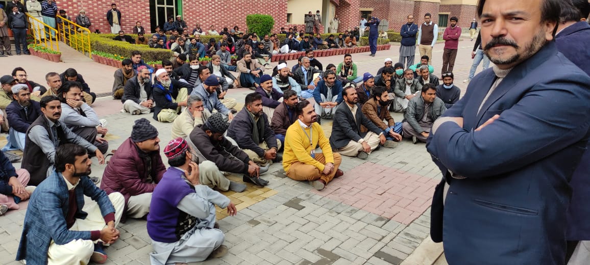 DrFarooqBuzdar's tweet photo. Currently roughly 70% colleagues of Islamabad campus are on OG scale. Those 70% colleagues will be the beneficiary of DRA and BPS.
@ArifAlvi, @MinistryofST @shiblifaraz  @CUIofficial
@andleebabbas
@WahajSiraj1
 @ARYNEWSOFFICIAL  
#DRA_COMSATS_on_protest
#کامسیٹس_ملازمین_کو_حق_دو https://t.co/uxxO1cbDN6