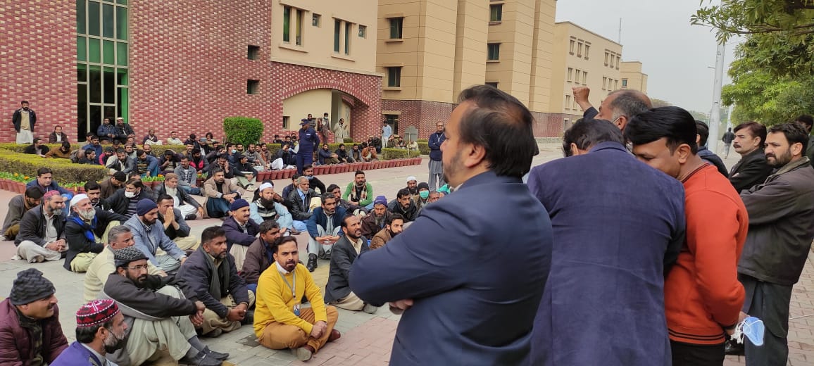 DrFarooqBuzdar's tweet photo. Currently roughly 70% colleagues of Islamabad campus are on OG scale. Those 70% colleagues will be the beneficiary of DRA and BPS.
@ArifAlvi, @MinistryofST @shiblifaraz  @CUIofficial
@andleebabbas
@WahajSiraj1
 @ARYNEWSOFFICIAL  
#DRA_COMSATS_on_protest
#کامسیٹس_ملازمین_کو_حق_دو https://t.co/uxxO1cbDN6