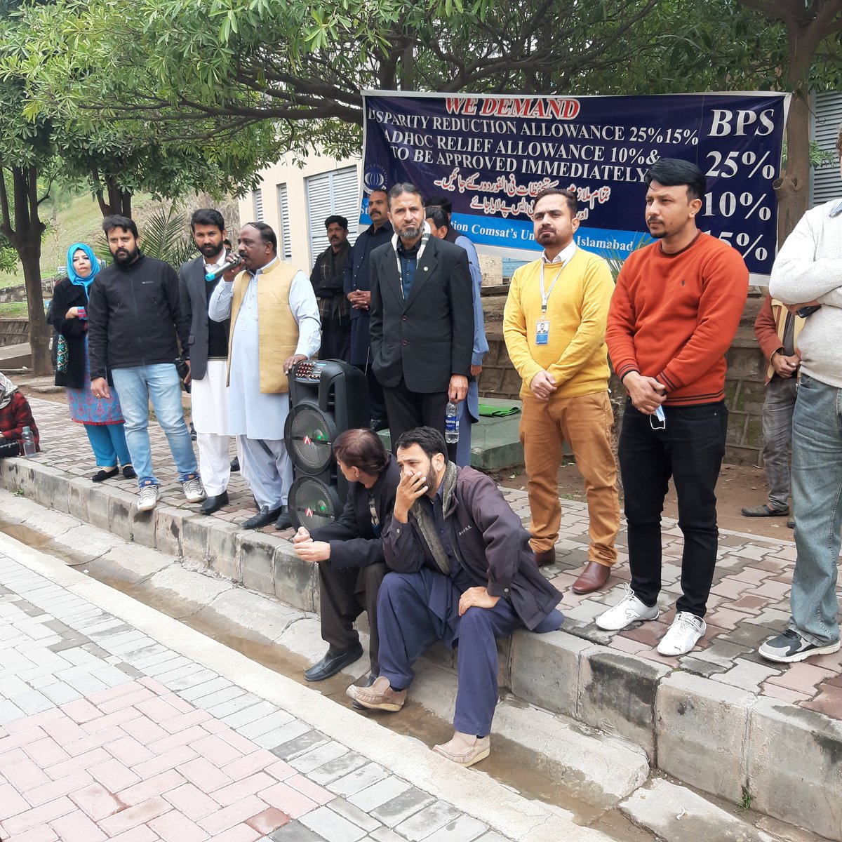 DrFarooqBuzdar's tweet photo. Currently roughly 70% colleagues of Islamabad campus are on OG scale. Those 70% colleagues will be the beneficiary of DRA and BPS.
@ArifAlvi, @MinistryofST @shiblifaraz  @CUIofficial
@andleebabbas
@WahajSiraj1
 @ARYNEWSOFFICIAL  
#DRA_COMSATS_on_protest
#کامسیٹس_ملازمین_کو_حق_دو https://t.co/uxxO1cbDN6