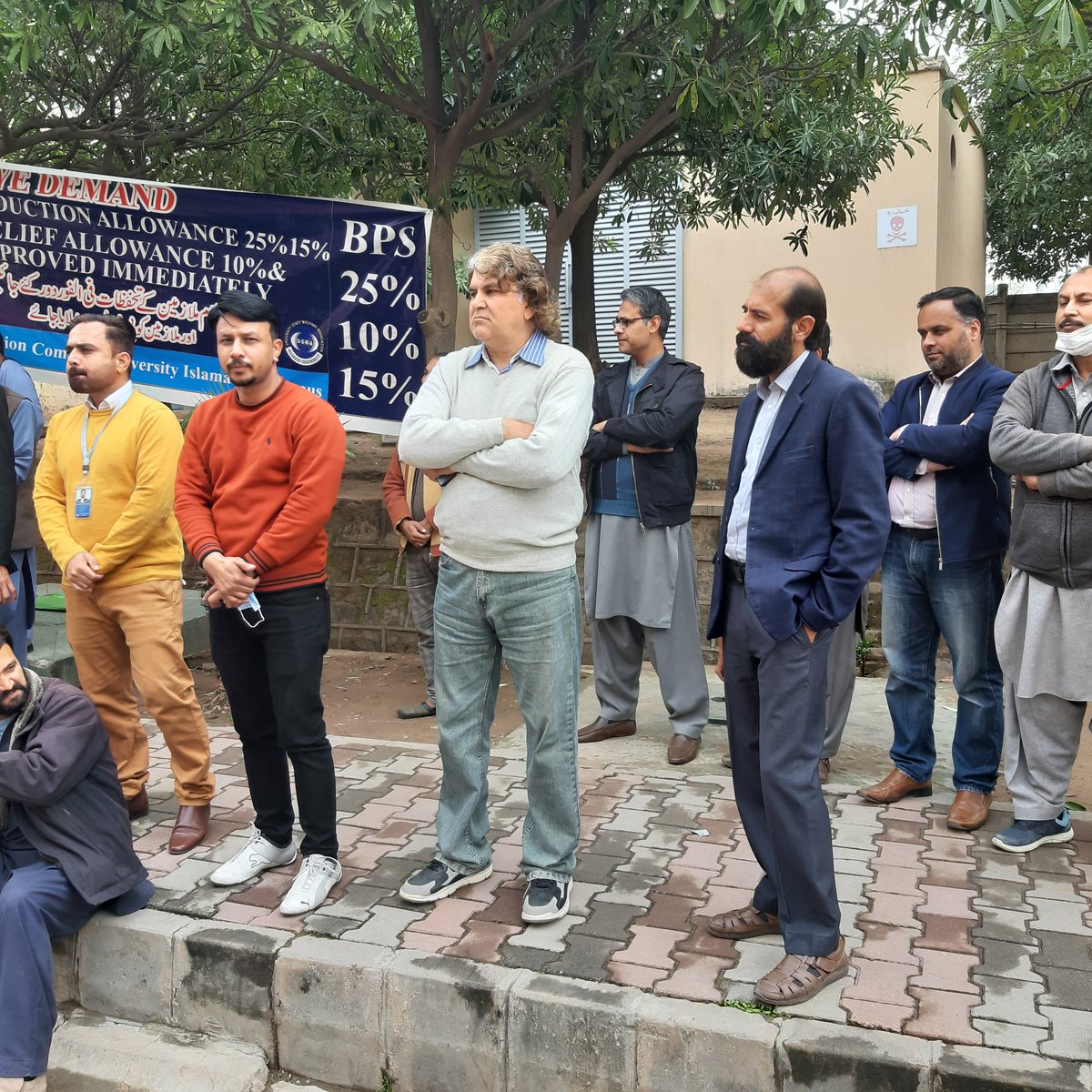 DrFarooqBuzdar's tweet photo. Currently roughly 70% colleagues of Islamabad campus are on OG scale. Those 70% colleagues will be the beneficiary of DRA and BPS.
@ArifAlvi, @MinistryofST @shiblifaraz  @CUIofficial
@andleebabbas
@WahajSiraj1
 @ARYNEWSOFFICIAL  
#DRA_COMSATS_on_protest
#کامسیٹس_ملازمین_کو_حق_دو https://t.co/uxxO1cbDN6