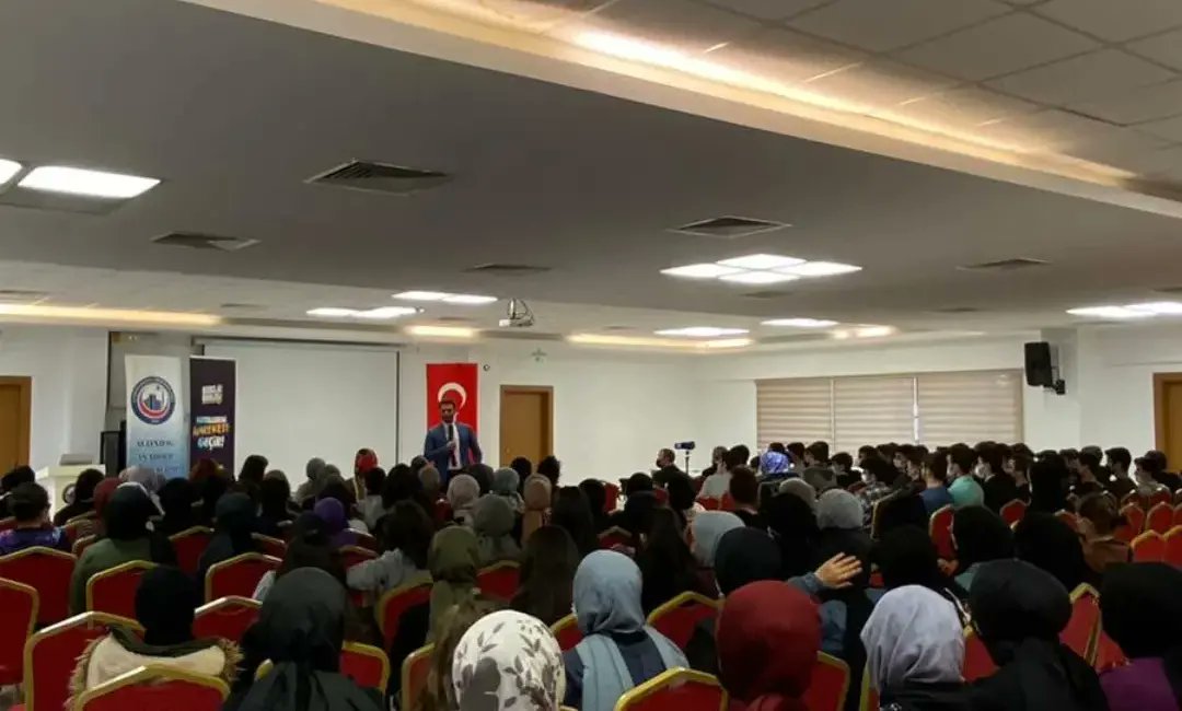 GenclikHamlesi's tweet photo. #GençlikHamlesi olarak 24 Şubat Perşembe günü #Ankara'da düzenlediğimiz "Motivasyon Buluşmaları" programımızın sıradaki durağı Altındağ Anadolu İmam Hatip Lisesi Proje Okulu oldu.

Cem Hocamıza (@fcemertunc) kıymetli zamanlarını ayırıp katıldıkları için çok teşekkür ederiz 💐 https://t.co/8dADX49v6C