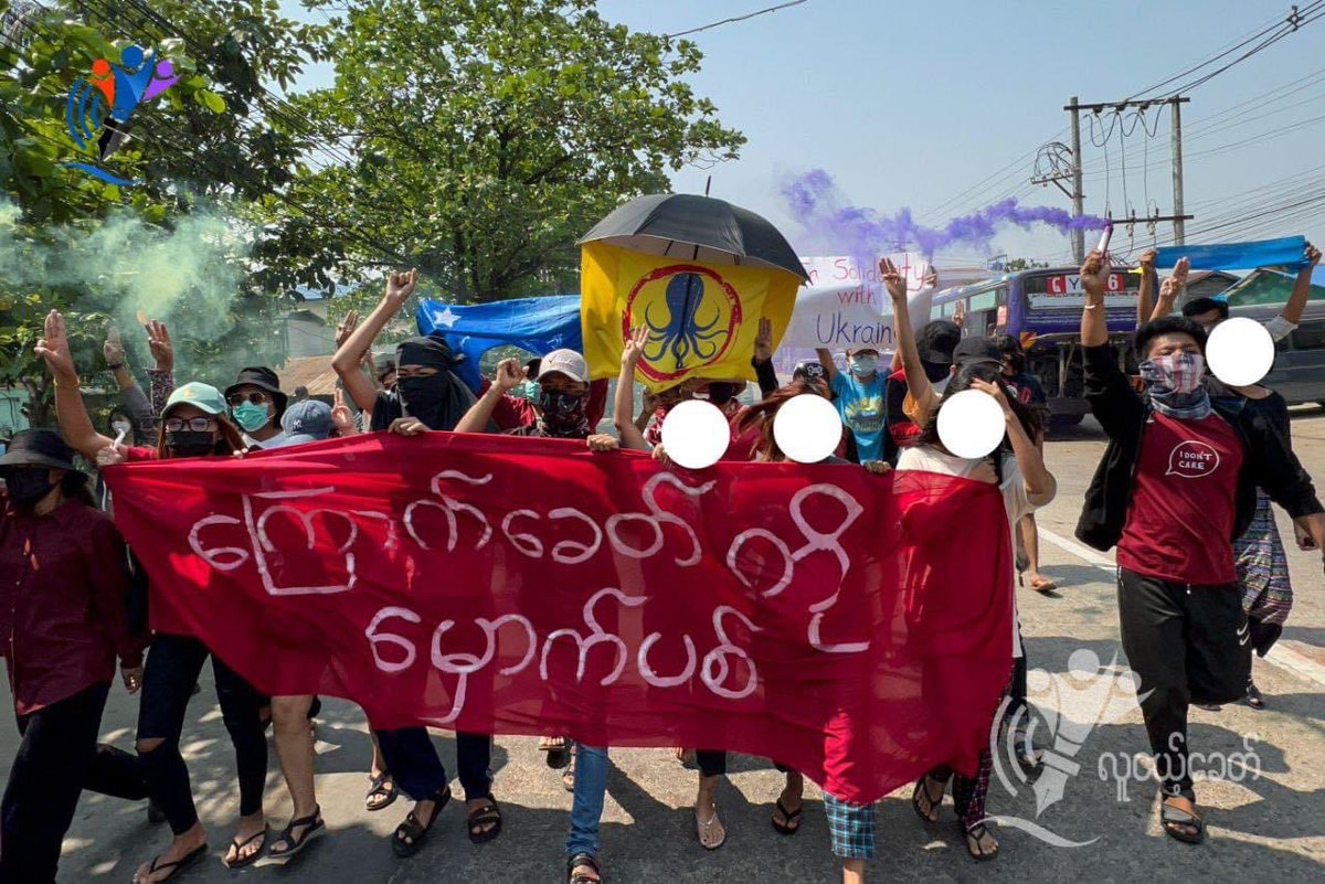 KYITHAR95368969's tweet photo. Revolutionary Youths of #Yangon , came out on the streets and staged a guerrilla strike to overthrow the #GenocidalMilitary on Feb27, despite tight security forces in #Yangon . 

#HelpMyanmarIDPs 
#2022Feb27Coup 
#WhatsHappeningInMyanmar https://t.co/8EgMAON7mn