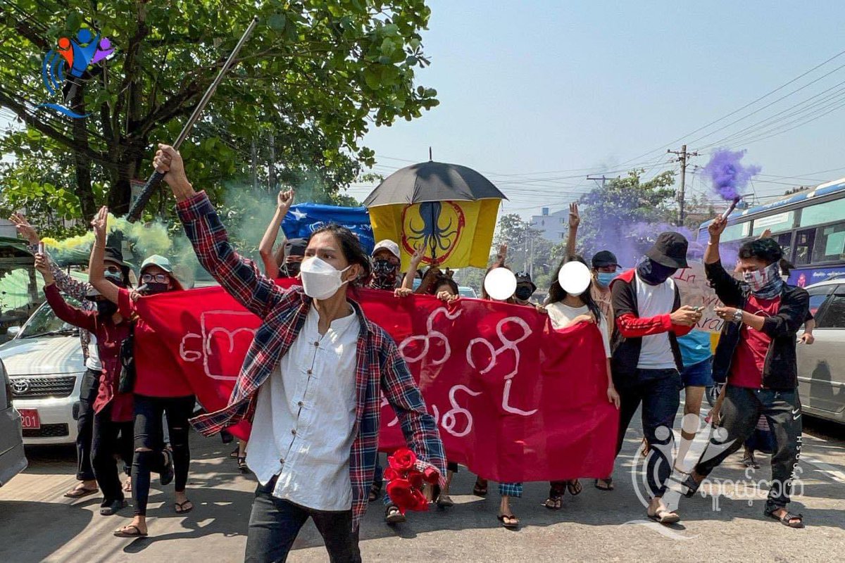 KYITHAR95368969's tweet photo. Revolutionary Youths of #Yangon , came out on the streets and staged a guerrilla strike to overthrow the #GenocidalMilitary on Feb27, despite tight security forces in #Yangon . 

#HelpMyanmarIDPs 
#2022Feb27Coup 
#WhatsHappeningInMyanmar https://t.co/8EgMAON7mn