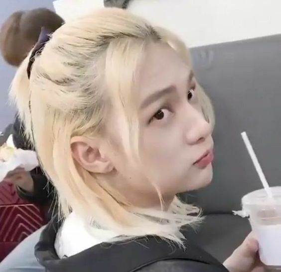 shh, the pretty one is eating.