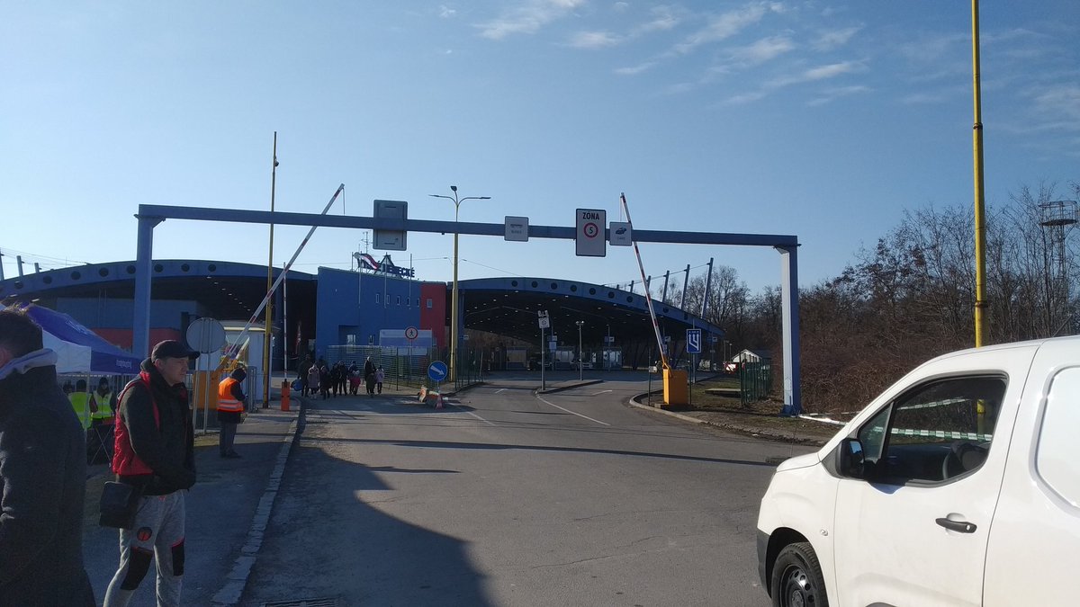 At Vysne Nemecke Ukraine border with collected aid from Berounka neighborhood. 6 seats free for the way back to Prague. If you know someone who's waiting in queue here or other nearby crossings and could use a lift, pls share.