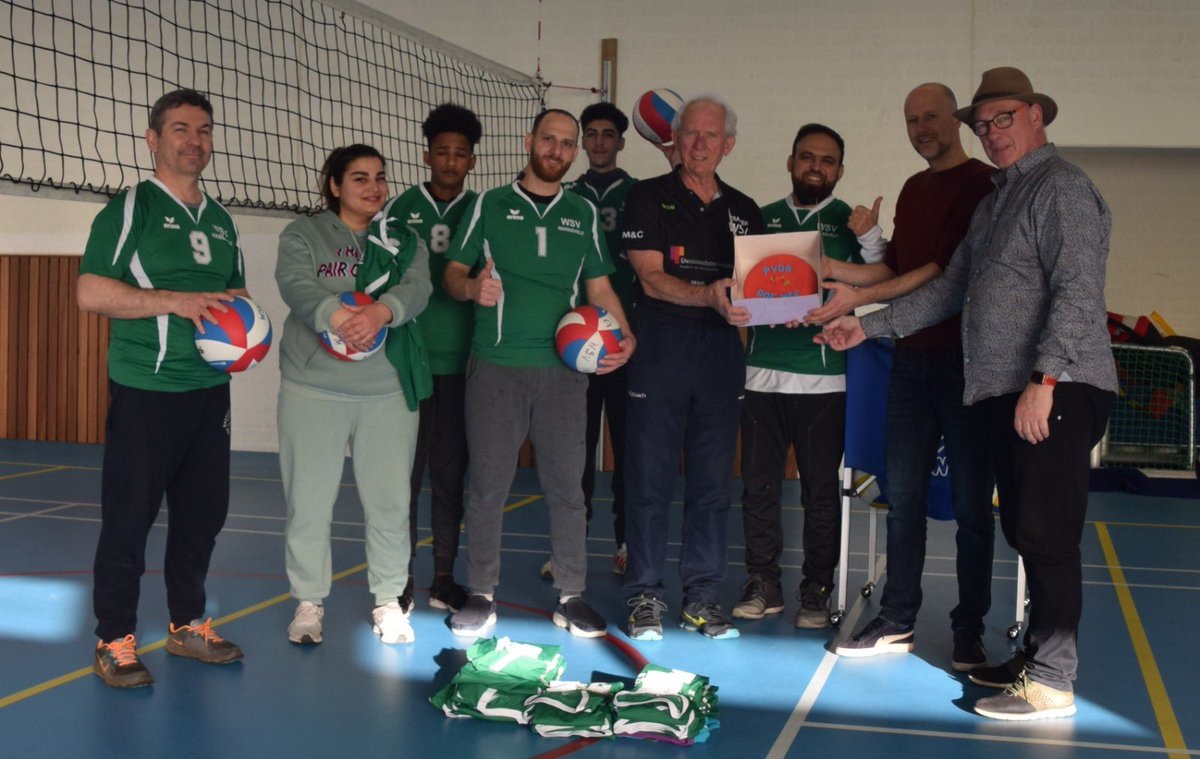 Afgelopen vrijdag kreeg Dick van Sloten de rode taart voor #goedwerk uit handen van <a href="/Jasper_Bloem/">Jasper Bloem</a> en <a href="/Fransmanders59/">Frans Manders</a>. Dick is internationaal volleybalcoach en heeft onder andere in Kosovo gewerkt aan multiculturele sportclubs.