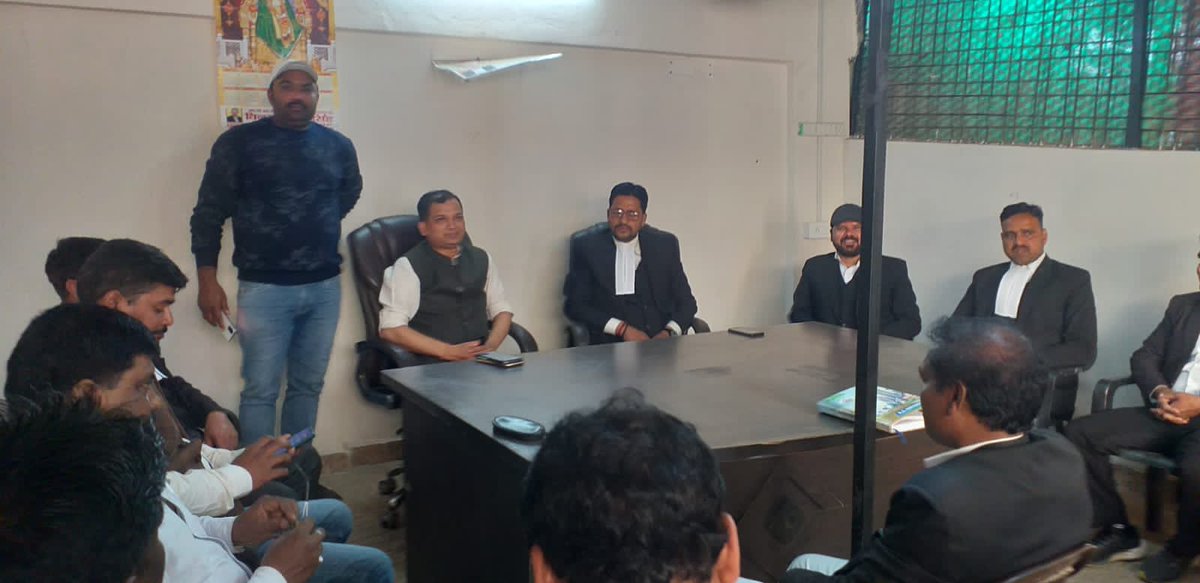 इलाहाबाद जिला बार एसोसिएशन में डॉक्टर स्वदेश सिंह जी ने प्रबुद्ध वकीलों से मिलकर #सामाजिक_संवाद के बारे में चर्चा की और सरकार के कामों की जानकारी दी।