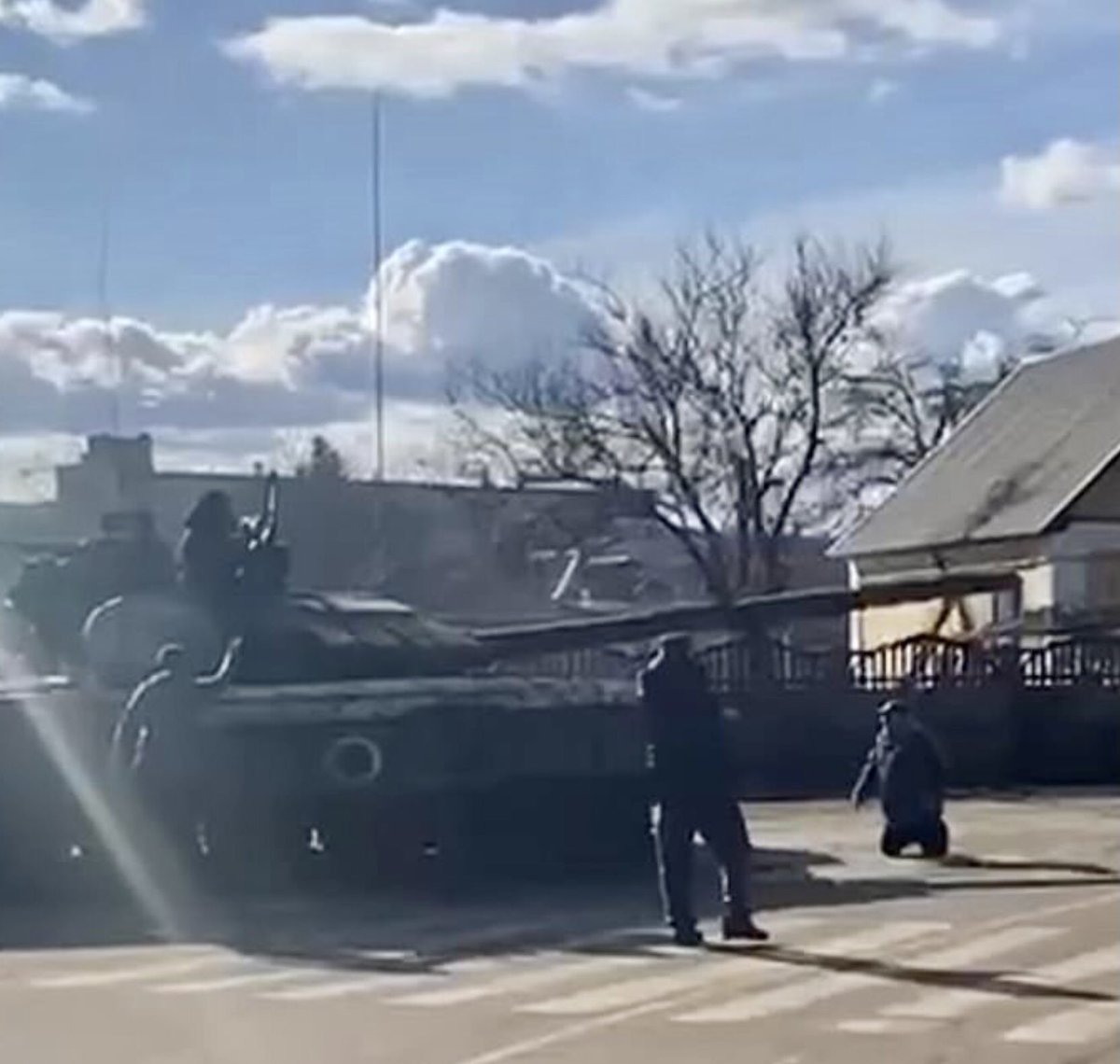 DemiCassiani's tweet photo. @DmytroKuleba Ukrainian civilian risking his life in an attempt to block a row of Russian military convoys - His brave move echoes the image of a lone protester standing in front of a line of tanks at Beijing's Tiananmen Square in 1989.
#Ukraine #PrayForUkraine #StandWithUkriane #UkraineRussia https://t.co/Qb7yPypBQs