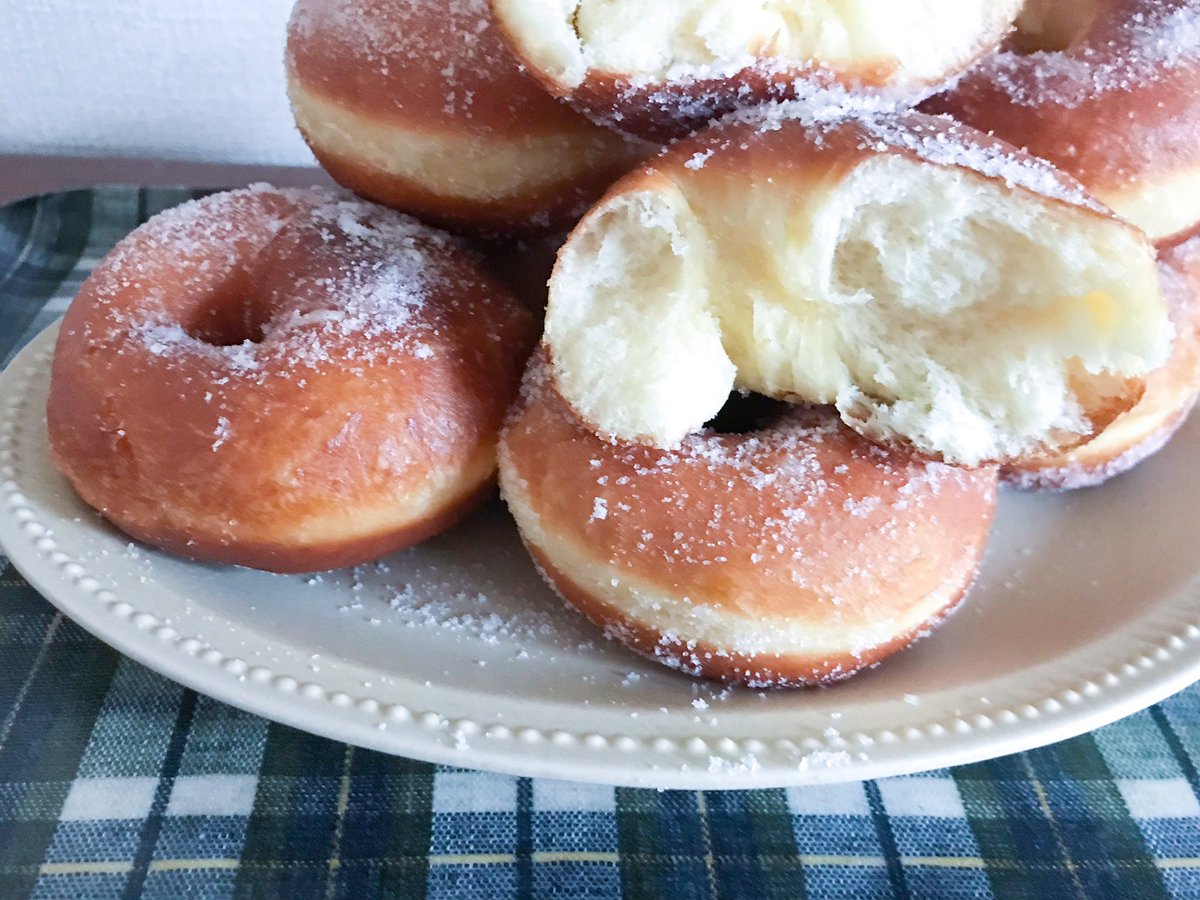 makinco16's tweet photo. イーストドーナツ🍩

作ってみたかったふわふわドーナツ
少し揚げすぎたけどおいしかった
ついつい食べ過ぎるキケンなおやつ𓌉𓇋 

 #お菓子作り
 #手作りおやつ https://t.co/9fNJPlAcjX