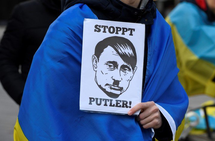 morandavid's tweet photo. Un manifestante con un dibujo de Putin como Hitler y la leyenda "paren a Putler" durante una protesta en Dusseldorf. Foto AP
- Touché!! https://t.co/yhooaXzABZ