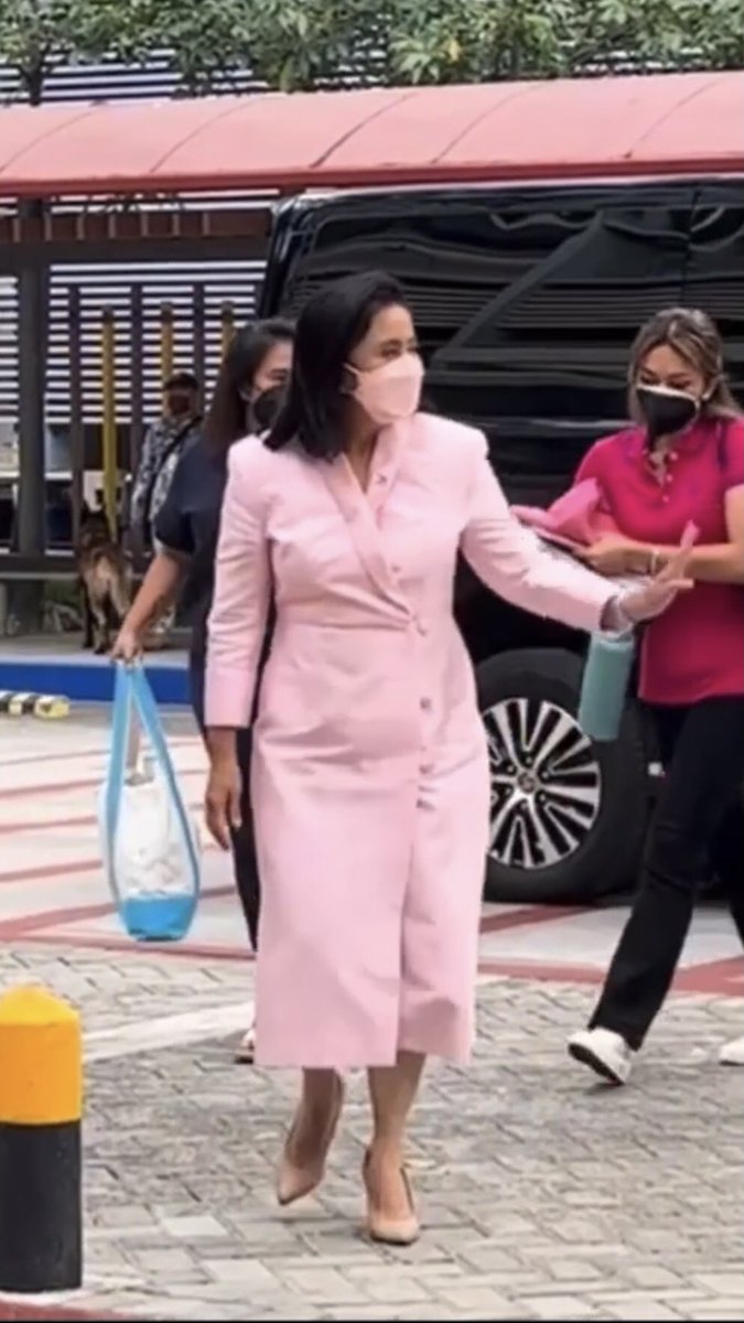 DESCHNLS's tweet photo. The 17th President of the Philippines serving us looks 💅🏼

#10RobredoPresident
#IpanaloNa10To
#CNNPHPresidentialDebate https://t.co/Gq9TcsPwDe