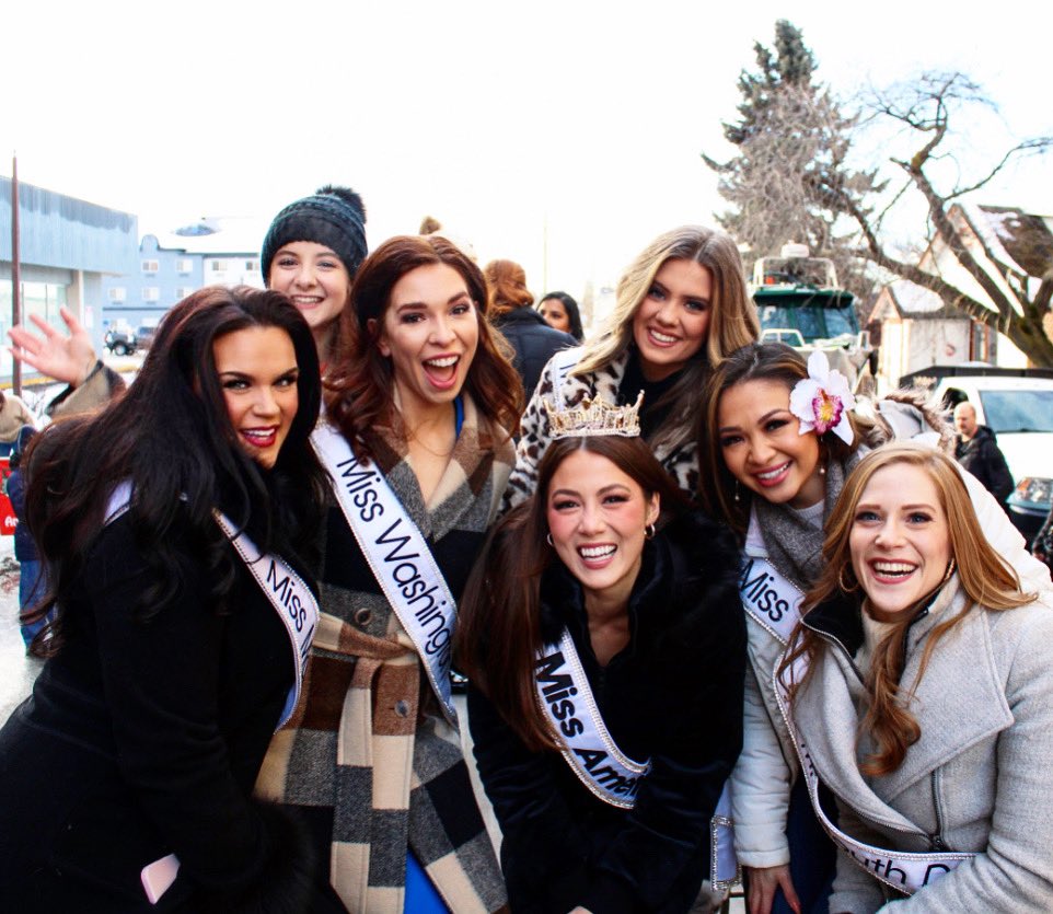 MissAmericaME's tweet photo. The Fur Rondy Parade was a blast this morning! As we waved so many people thanked us for coming to Alaska- but Alaska thank YOU for having us! ❄️

#MissMaine2021 #Alaska #ThereSheIs #ThereSheDoesIt #Maine #MAO #MissAmericaClassOf2022 #EmpoweredWomen #MissAmericaServes m https://t.co/V5YWL9wF7E