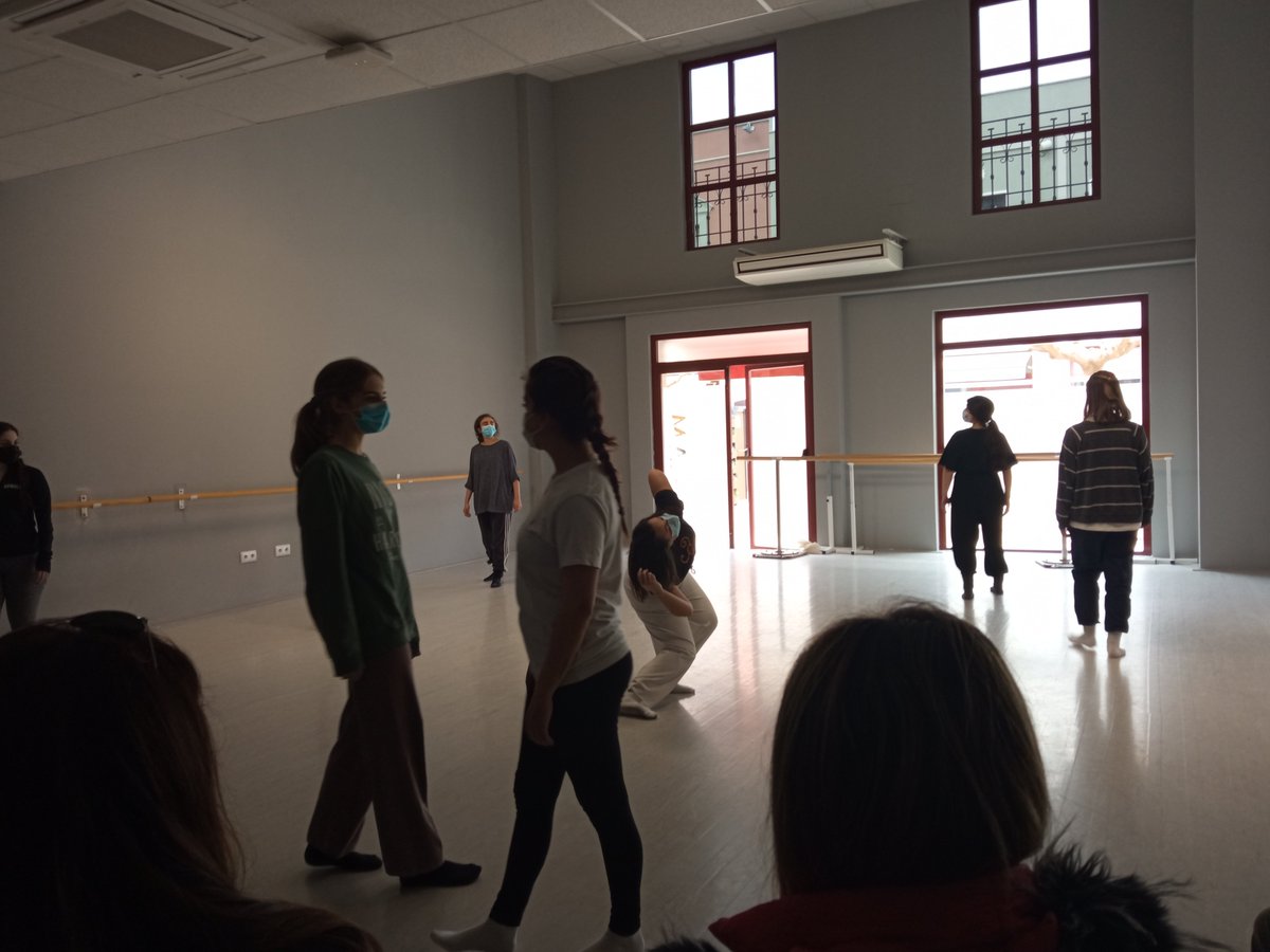 UCAM_Danza's tweet photo. ➡️Gracias Melania Olcina @melaniaolcinayuguero por compartir tu experiencia y tu viento en este taller coreográfico que nuestras alumnas de último curso han tenido la oportunidad de disfrutar❗💐
#GradoUniversitarioenDanza https://t.co/7lNEqLXtxD