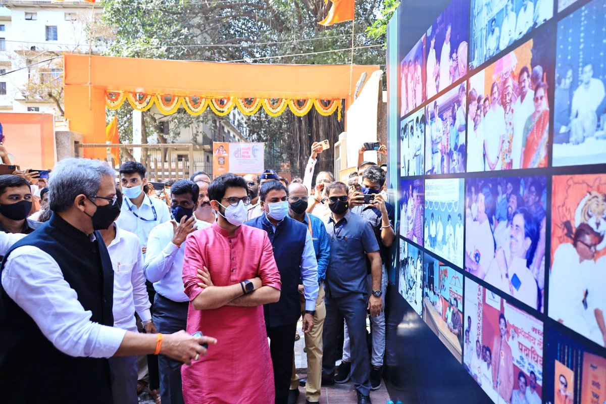 AUThackeray's tweet photo. शिवसेना प्रणित स्थानीय लोकाधिकार समिती महासंघाने आयोजित केलेल्या मराठी भाषा दिन कार्यक्रमास उपस्थित होतो. यावेळी कविश्रेष्ठ कुसुमाग्रज यांना वंदन केले. https://t.co/hC9ulvwVsb