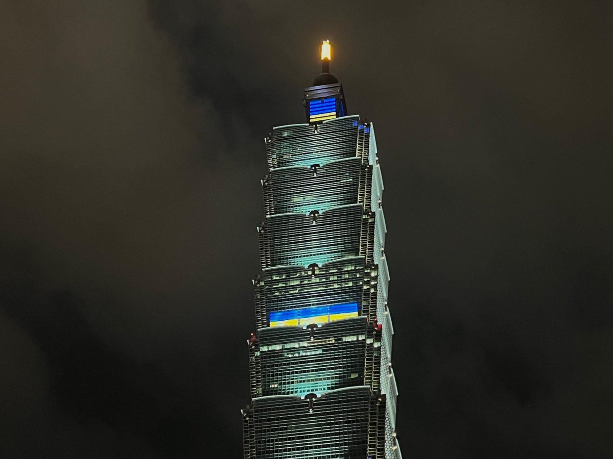 f66666602's tweet photo. @NewUkraineNews #Taiwan 台灣旗幟 are lit up with the colours of the Ukrainian flag 烏克蘭旗幟. Our country &amp; people #StandWithUkraine against Russian aggression. https://t.co/O5GVWZDlkG