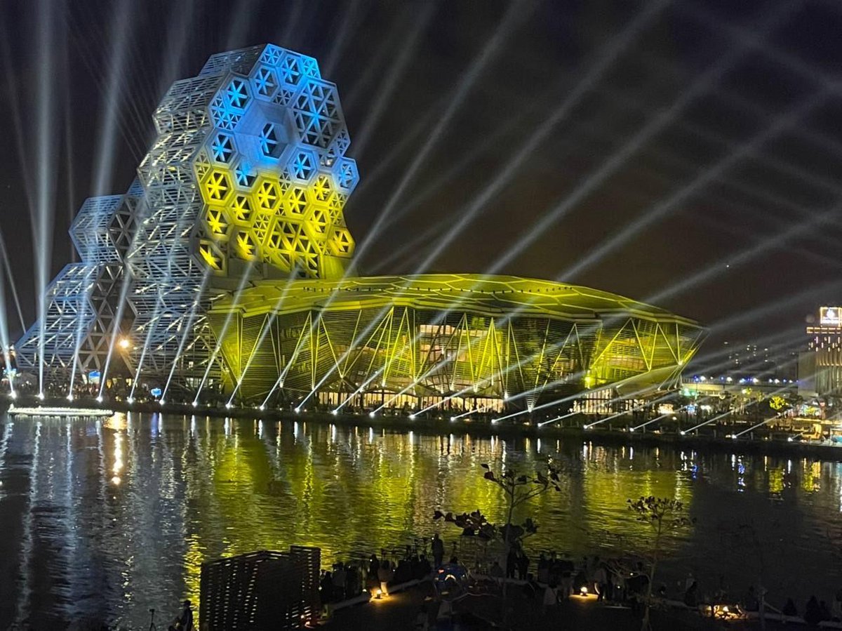 f66666602's tweet photo. @NewUkraineNews #Taiwan 台灣旗幟 are lit up with the colours of the Ukrainian flag 烏克蘭旗幟. Our country &amp; people #StandWithUkraine against Russian aggression. https://t.co/O5GVWZDlkG