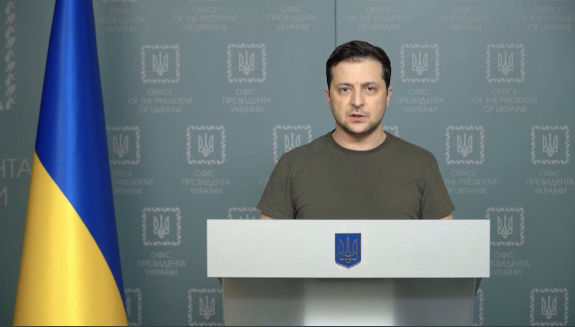 Uusimmassa viestissään Zelenskyi kääntyy valkovenäläisten puoleen. Maassa järjestetään äänestys, jolla tarkoitus sinetöidä Putinin syliin ajautuneen Lukašenkan valta vuoksiksi eteenpäin. Minskistä tullut hyökkääjä Moskovan apuri, eikä suostu neuvottelemaan rauhasta enää siellä.