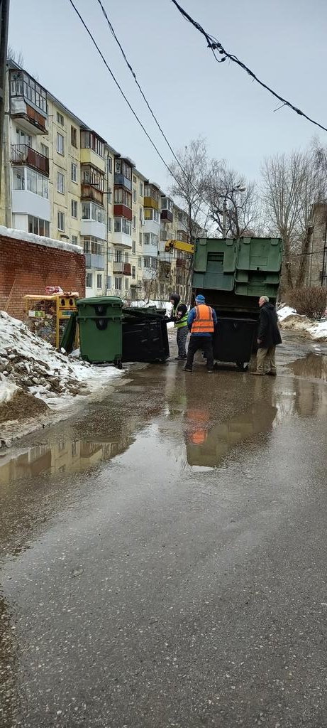 "Эковоз" меняет контейнера в Центральном районе.