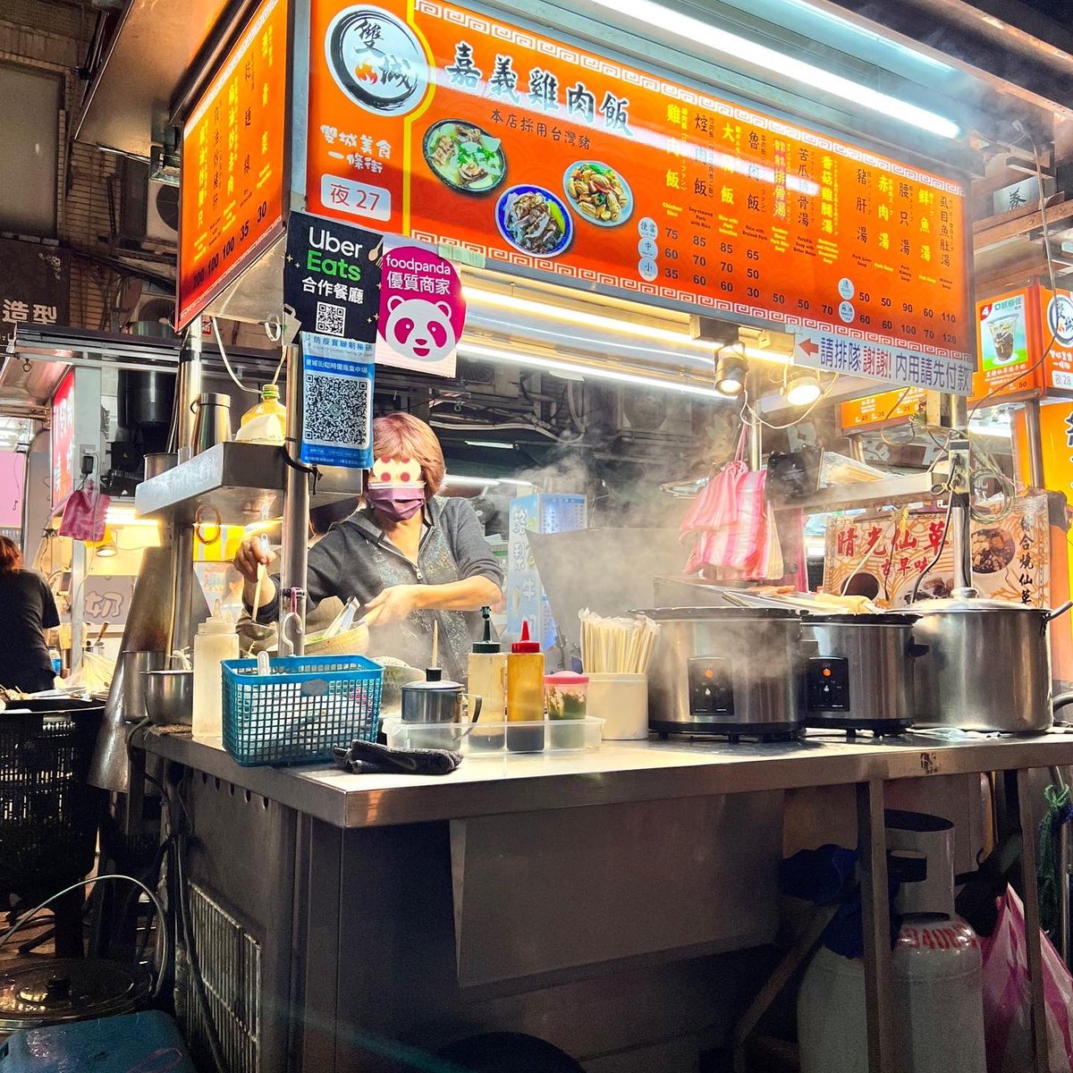 雙城街夜市で夕飯 嘉義雞肉飯（夜27番）で 雞肉飯便當75元 蘿蔔排骨湯50元 肝心の鶏肉、パサパサご飯… スープはよく煮込まれた大根と骨つき豚肉が良いお味 別店の鵝肉飯（ガチョウ肉丼）を食べ