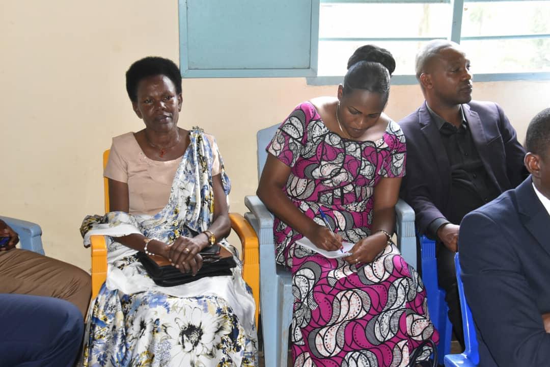 Burundi_senat's tweet photo. #Burundi Le Président du @burundi_senat Très @HonSinzohagera partage la prière dominicale avec les fidèles de l'église #FECABU #Mageyo c'est dans la commune @CMubimbi de @BujumburaProv ce dimanche. Il est accompagné par des Honorables élus dans la circonscription de #Bujumbura. https://t.co/NiUeRJJ5oL