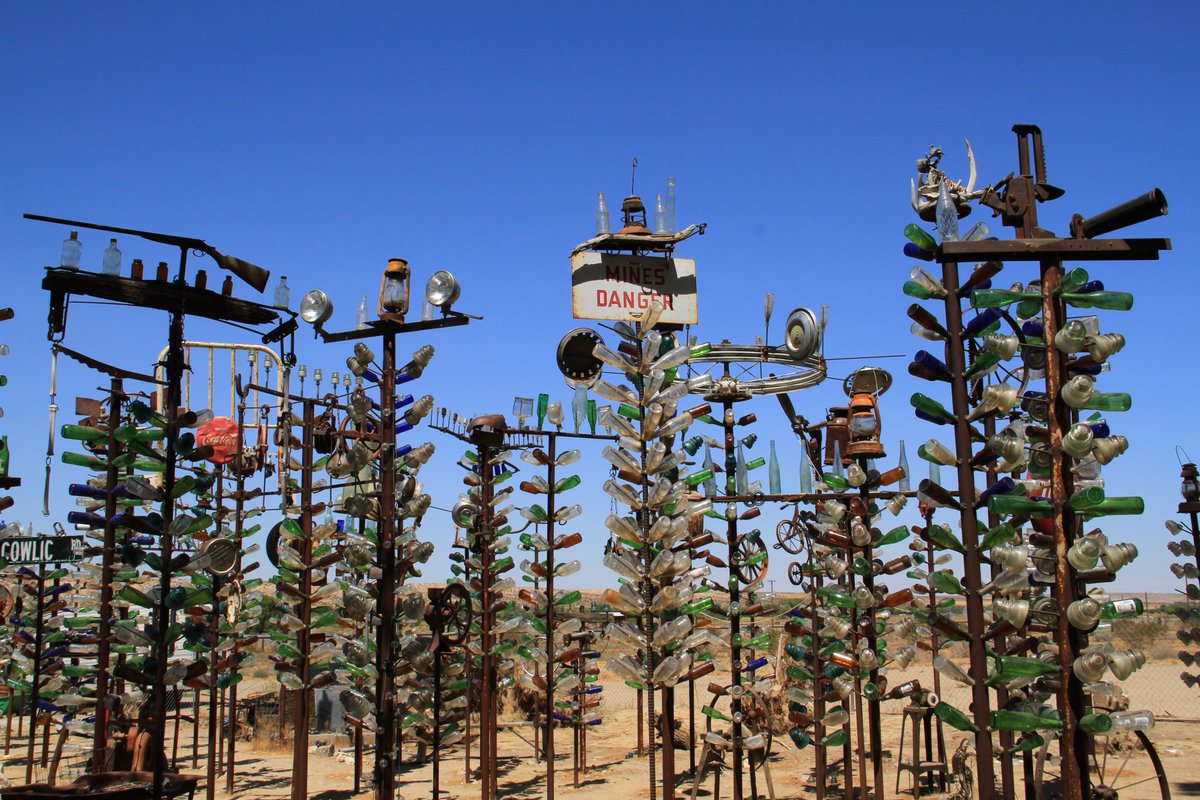 TimeTraveler911's tweet photo. Another set of straights for this week’s #Top4Theme #Top4Straight with @Giselleinmotion @Touchse @CharlesMcCool & @perthtravelers
Bottle Tree Ranch in #California
Keyboard #glmhandmade
colorful doors #Styria
Salinas de Janubio #Lanzarote
#Route66California @visitsteiermark https://t.co/hvFcT33KpH