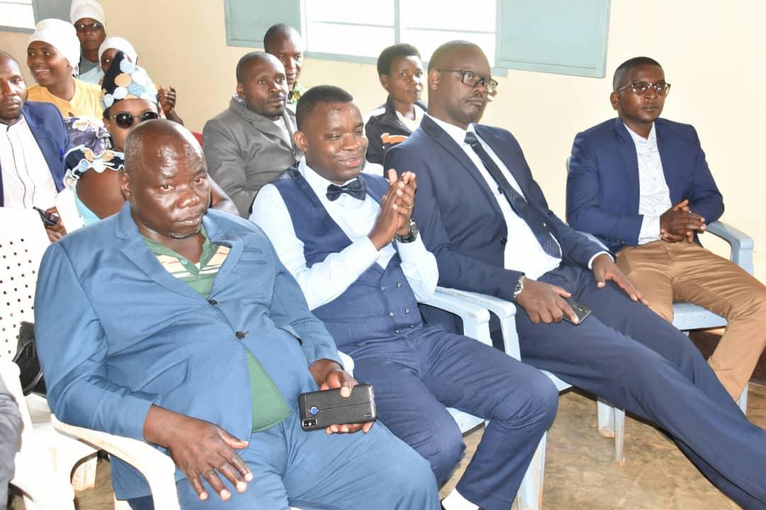 Burundi_senat's tweet photo. #Burundi Le Président du @burundi_senat Très @HonSinzohagera partage la prière dominicale avec les fidèles de l'église #FECABU #Mageyo c'est dans la commune @CMubimbi de @BujumburaProv ce dimanche. Il est accompagné par des Honorables élus dans la circonscription de #Bujumbura. https://t.co/NiUeRJJ5oL