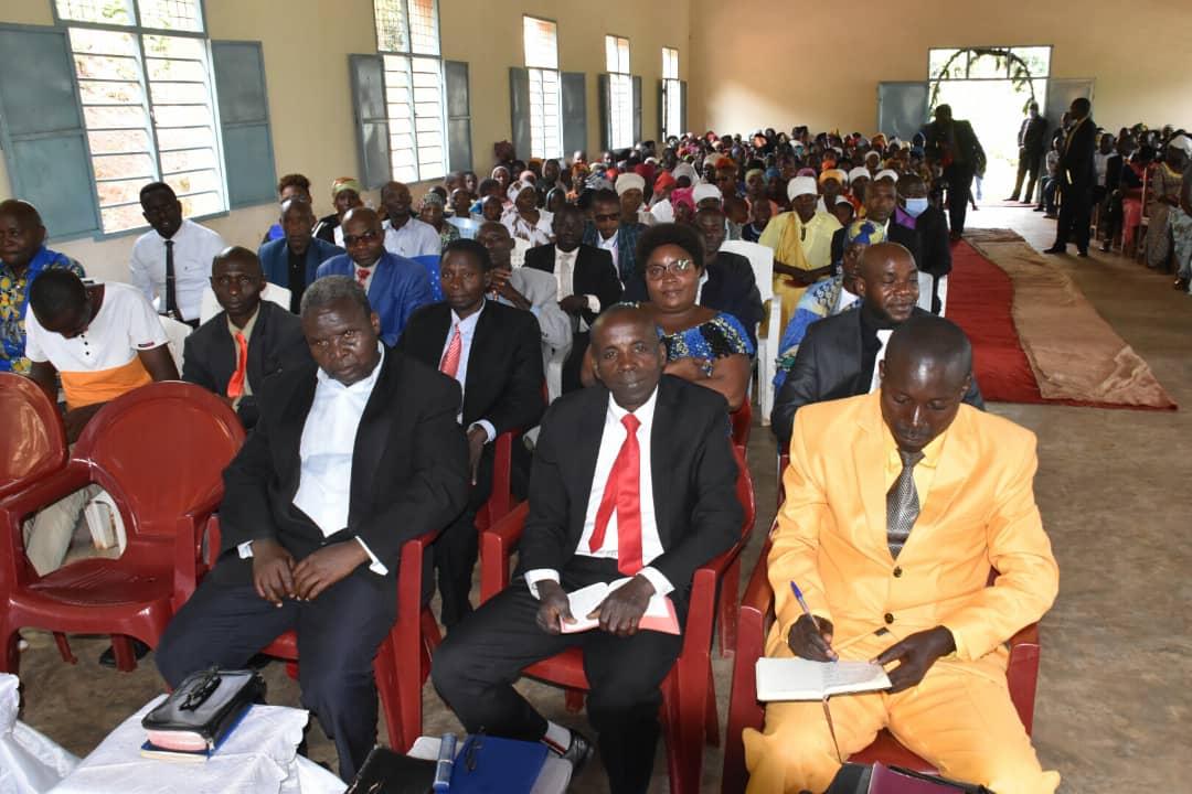 Burundi_senat's tweet photo. #Burundi Le Président du @burundi_senat Très @HonSinzohagera partage la prière dominicale avec les fidèles de l'église #FECABU #Mageyo c'est dans la commune @CMubimbi de @BujumburaProv ce dimanche. Il est accompagné par des Honorables élus dans la circonscription de #Bujumbura. https://t.co/NiUeRJJ5oL
