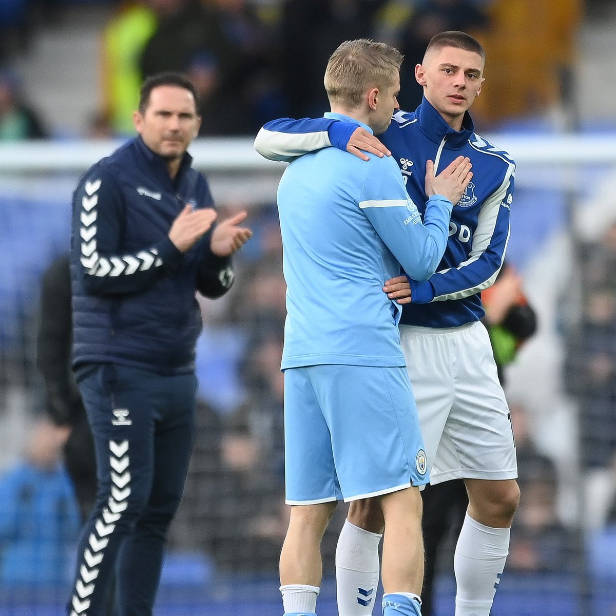 Ukrayna Milli Takımı oyuncuları Oleksandr Zinchenko ve Vitaliy Mykolenko, Manchester City-Everton maçı öncesinde bir araya geldi. 🇺🇦
