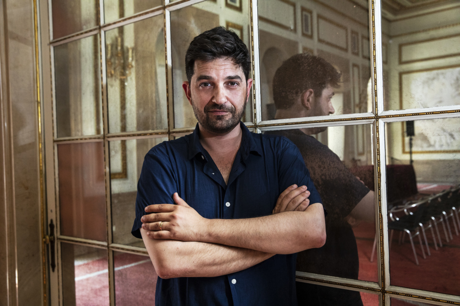 sceneweb's tweet photo. [itw] Tiago Rodrigues : « Le théâtre est un art des gens, un art des corps, un art du vivant et de la présence » https://t.co/uMBS27UI8o Le futur directeur du @FestivalAvignon met en scène Dans la mesure de l’impossible au @tnbrennes. https://t.co/CVIsYTVu7M