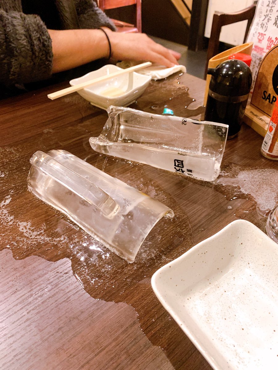 店内に侍いる 乾杯した直後にグラスが真っ二つに割れた 洗浄機にかけて温かいまま冷やすとヒビが入る Togetter