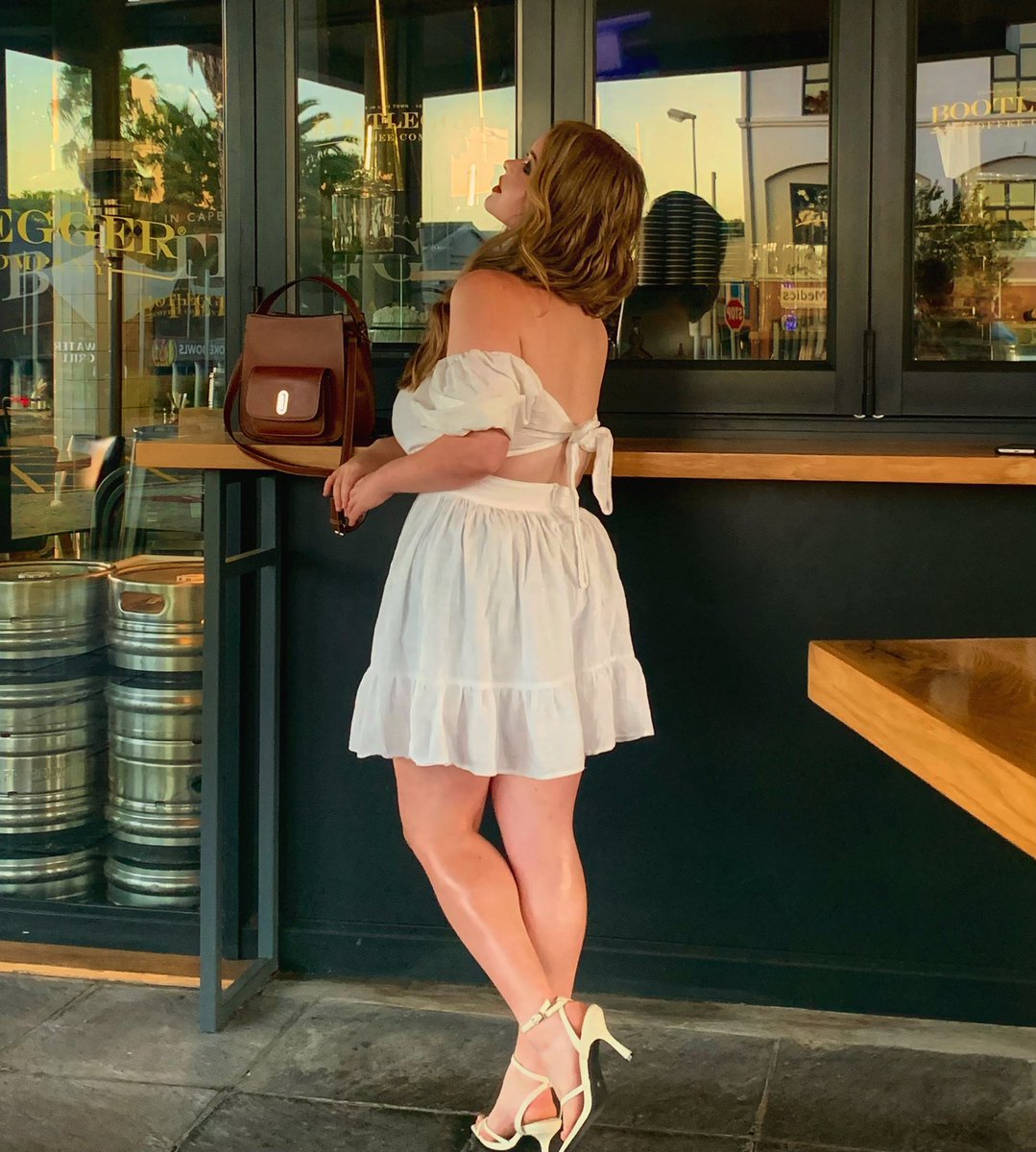 jemmasmakeup's tweet photo. now let’s hear it for the back of the dress https://t.co/dyzTJPFMPR