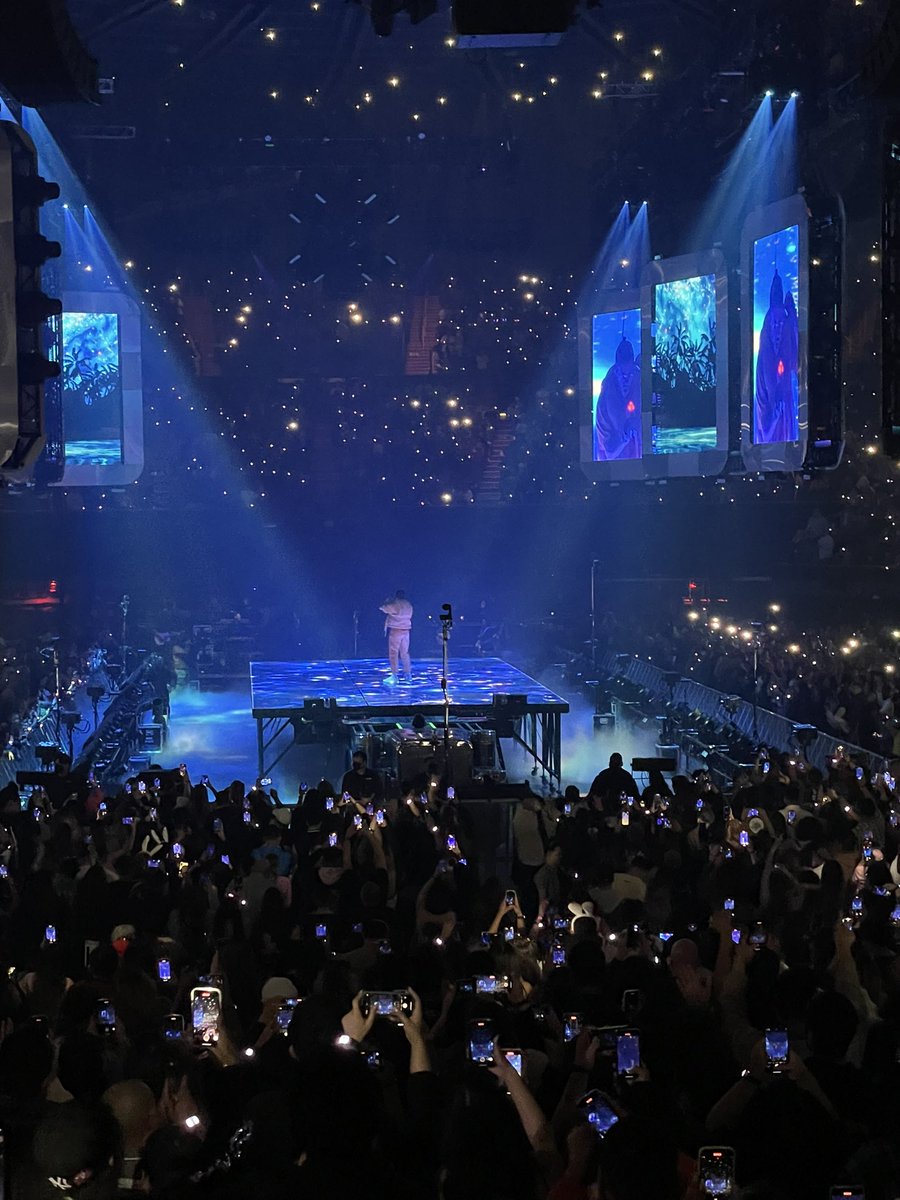 itzyxgee's tweet image. bad bunny 2022! 🖤