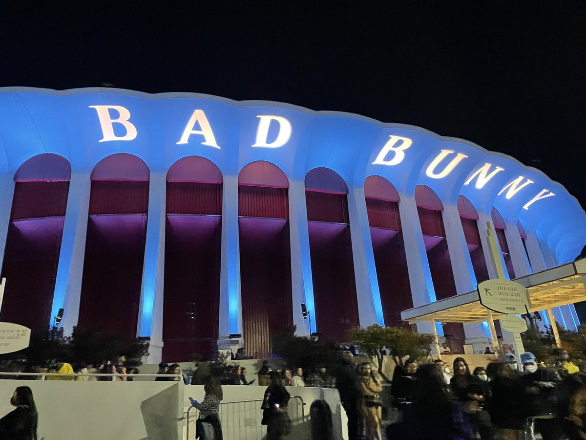 itzyxgee's tweet image. bad bunny 2022! 🖤