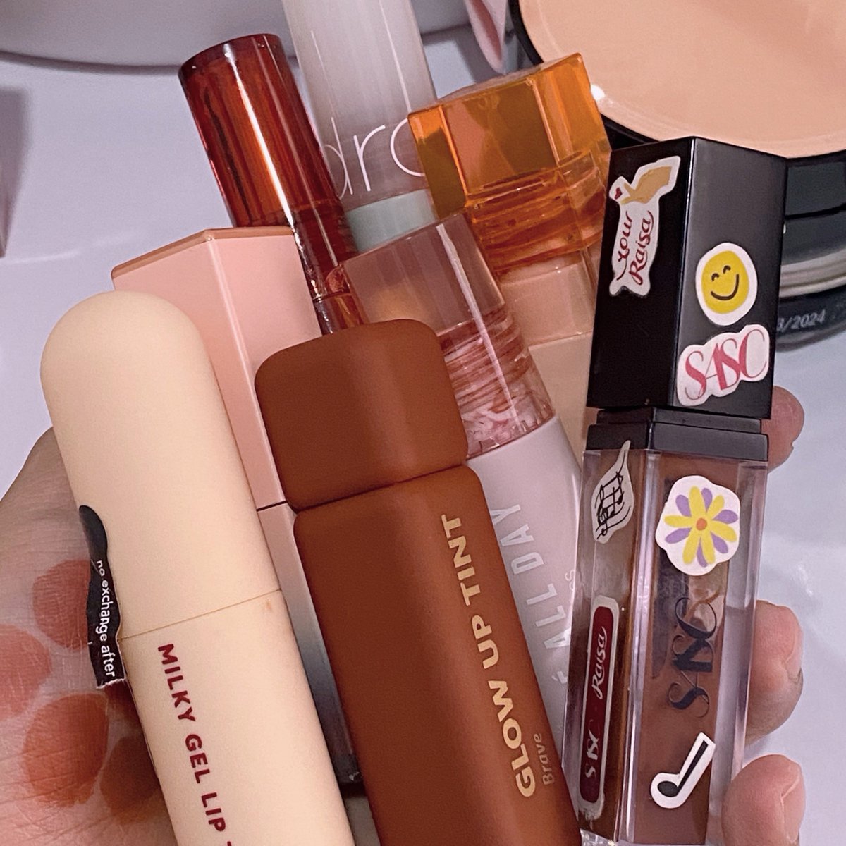 nekoyasaku's tweet photo. ayo merapat yang suka warna liptint kayak gini!!♡

ada yang bisa nebak ini shade apa aja?😆 https://t.co/gYjZvjeylM